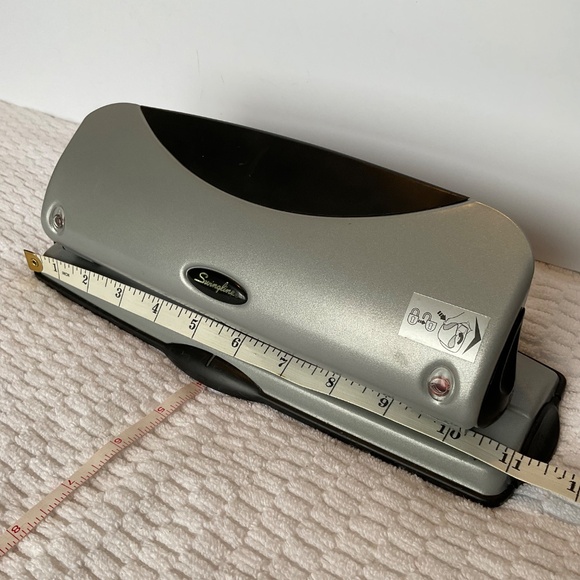 Swingline Safety 3-Hole Punch - Silver/Black - Picture 15 of 16